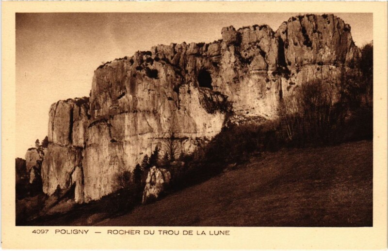 Carte postale ancienne Poligny Rocher du Trou de la Lune à Poligny