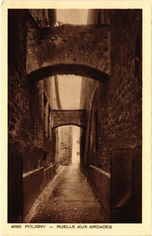 Carte postale ancienne Poligny Ruelle aux Arcades à Poligny