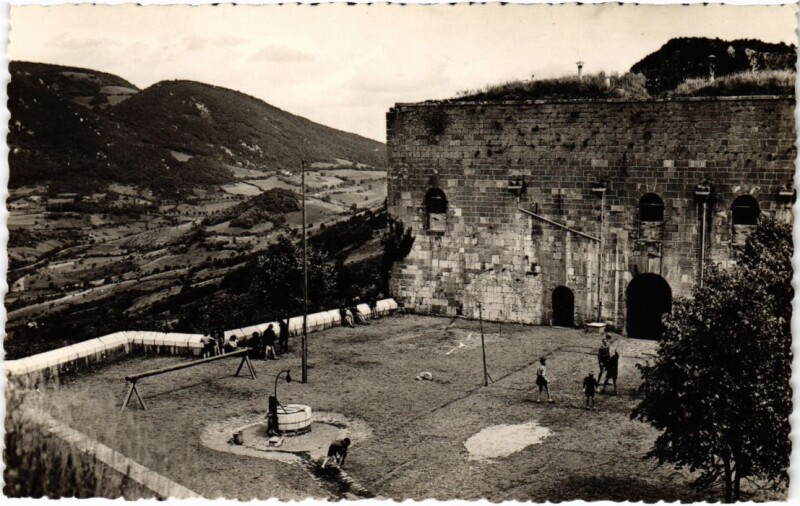Carte postale ancienne Salins les Bains vue generale et Fort Belin à Salins-les-Bains