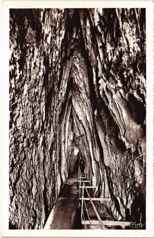 Carte postale ancienne Baume les Messieurs Couloir d'entree des Grottes à Baume-les-Messieurs