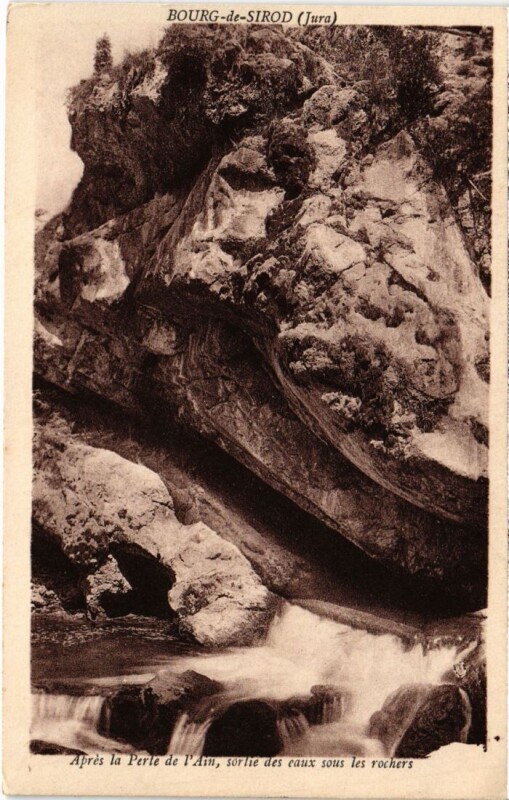Carte postale ancienne Apres la Perte de l'Ain, sortie des eaux sous les rochers