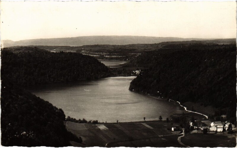 Carte postale ancienne Vallee du Herisson Lac du Val et de Chambly