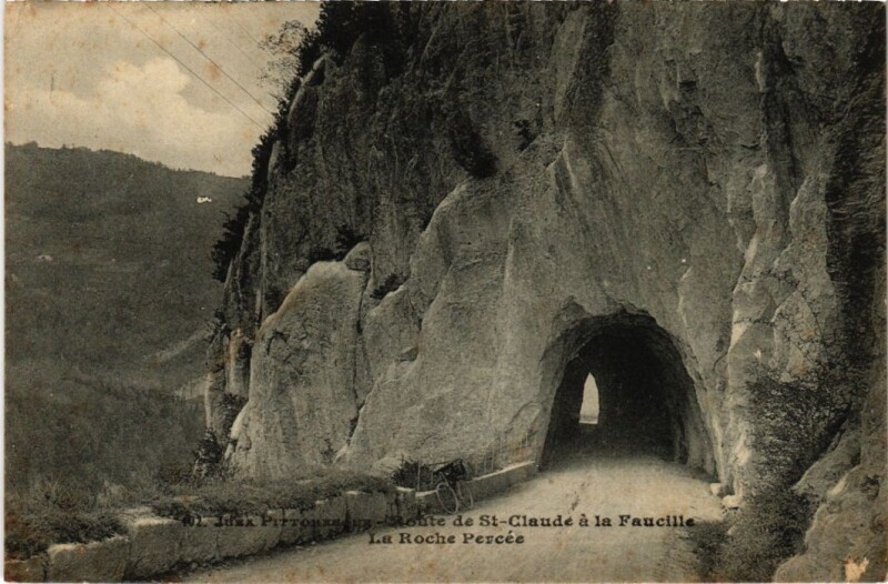 Carte postale ancienne Route de Saint-Claude a la Faucille, La Roche Percee à Saint-Claude