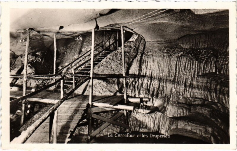 Carte postale ancienne Le Carrefour et les Draperies