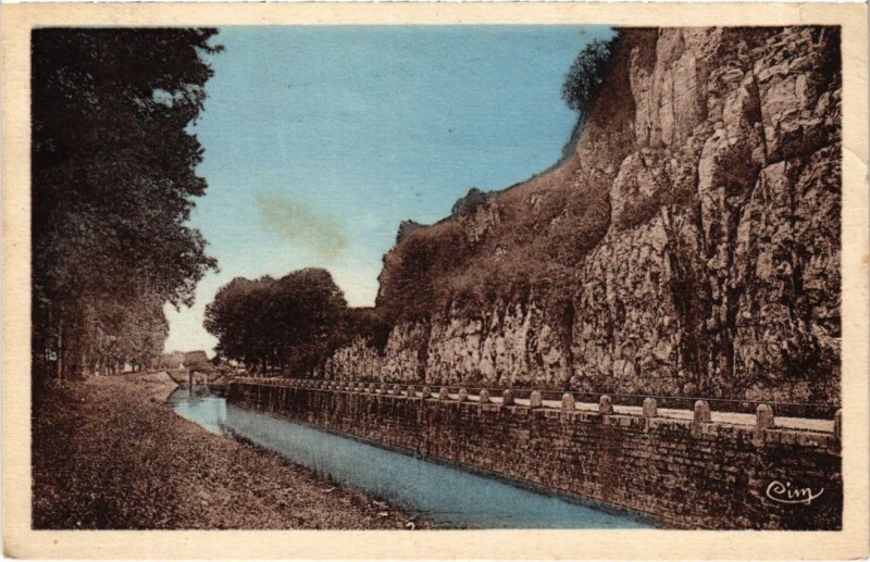 Carte postale ancienne Dampierre Les Rochers sur le Canal à Dampierre