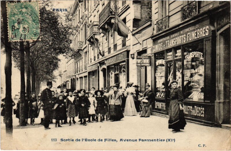 Carte postale ancienne Paris 11e Avenue Parmentier Sortie de l'Ecole de Filles à Paris 11e