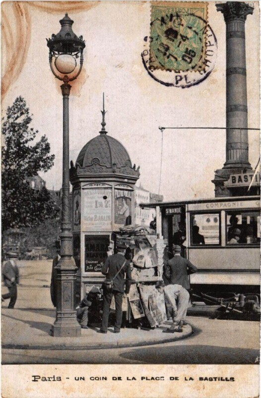 Carte postale ancienne Paris 12e Place de la Bastille Un coin Kiosque à Paris 12e