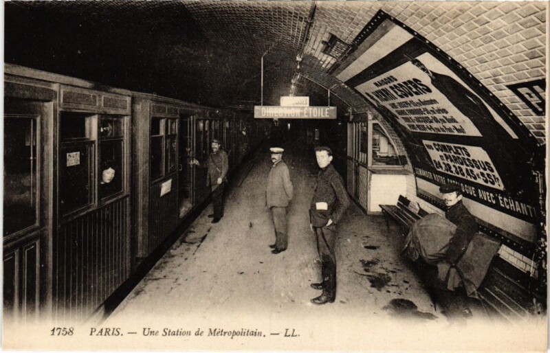 Carte postale ancienne Une station de Metropolitain à Paris 15e