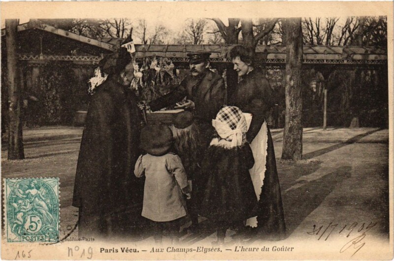 Carte postale ancienne Paris Vecu. Aux Champs Elysees l'heure du Gouter