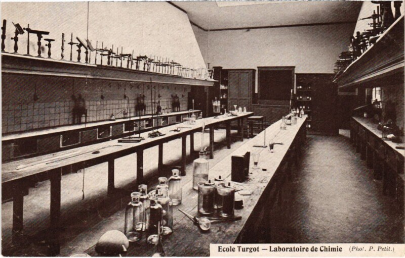 Carte postale ancienne Paris - Ecole Turgot - Laboratoire de Chimie à Paris 3e