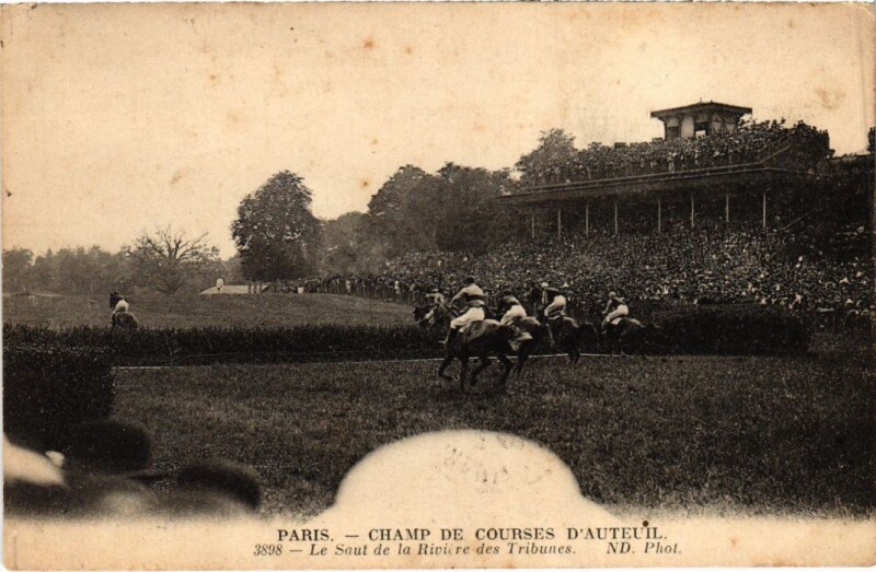 Carte postale ancienne Champ de Courses d'Auteuil - Le Saut de la Rivière des Tribunes à Paris 16e