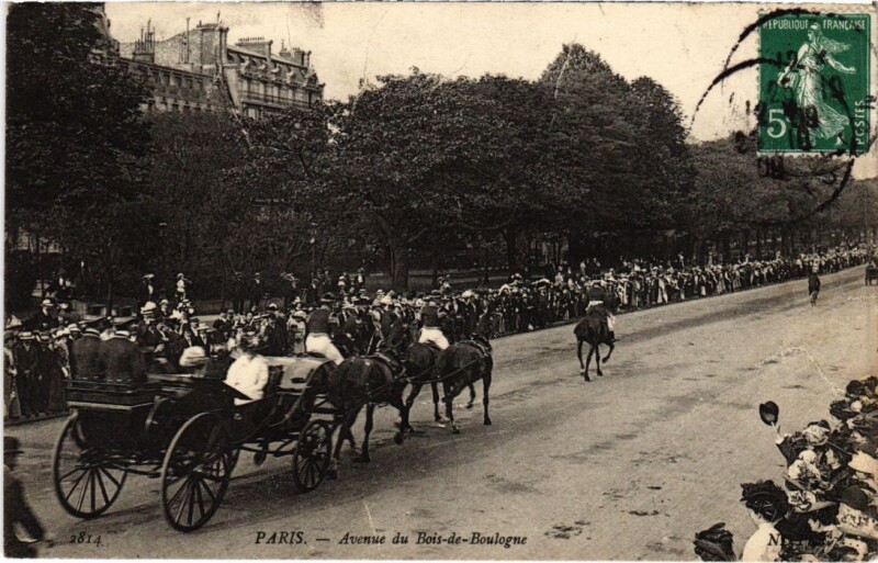 Carte postale ancienne Avenue du Bois-de-Boulogne - Retour du Président de la République, le jour du Grand Prix. à Paris 16e