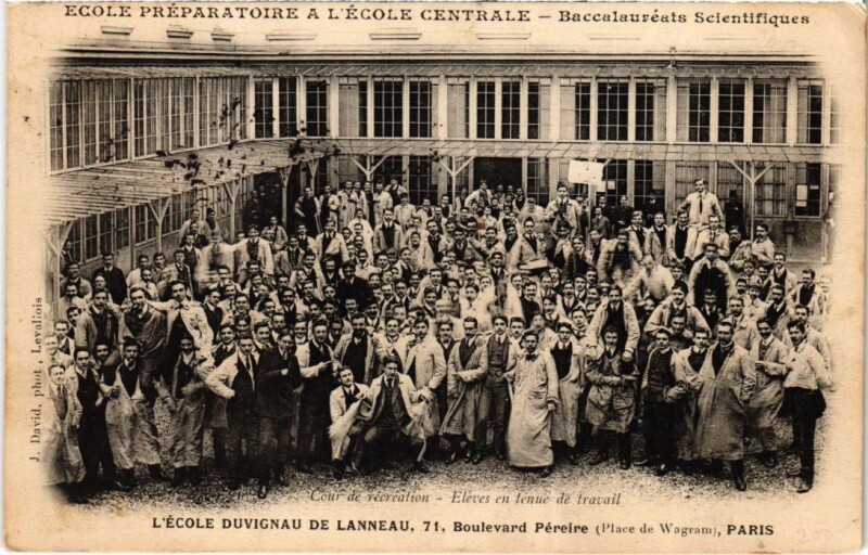 Carte postale ancienne L'Ecole Duvignau de Lanneau - Cour de récréation à Paris 17e