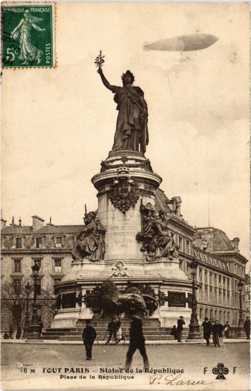 Carte postale ancienne Tout Paris 16 3e Statue de la Republique Dirigeable Aviation