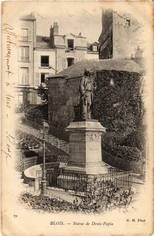 Carte postale ancienne Blois Statue de Denis Papin France à Blois