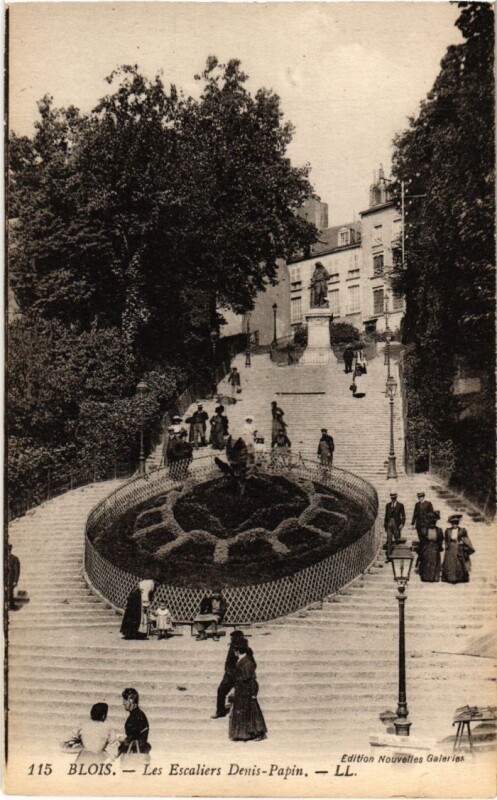 Carte postale ancienne Blois Les Escaliers Denis-Papin France à Blois