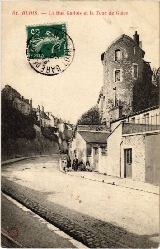 Carte postale ancienne Blois La Rue Gallois et la Tour de Guise France à Blois