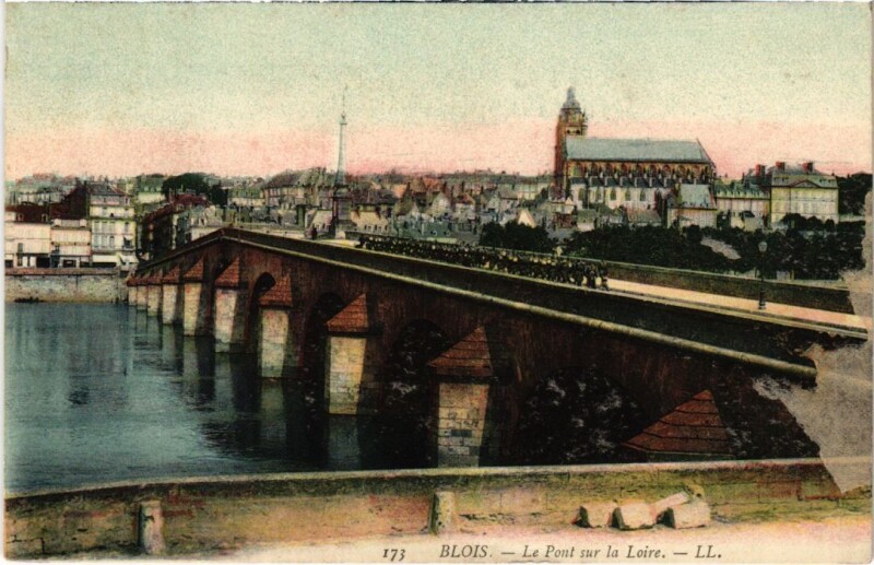 Carte postale ancienne Blois Le Pont sur la Loire France à Blois