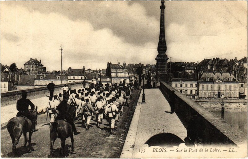 Carte postale ancienne Blois Sur le Pont de la Loire France à Blois