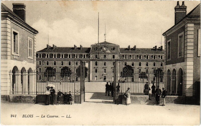 Carte postale ancienne Blois La Caserne France à Blois
