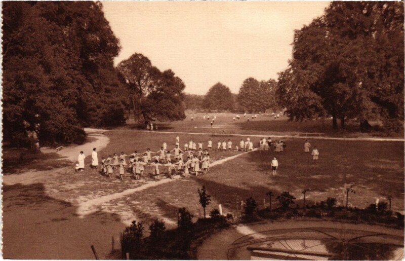 Carte postale ancienne Cheverny Jeux dans le parc France à Cheverny