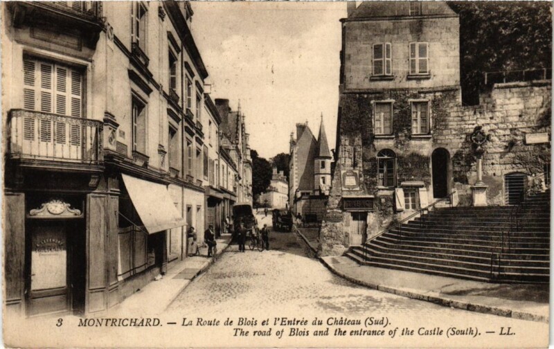 Carte postale ancienne Montrichard La Route de Blois et l'Entree du Chateau France à Blois