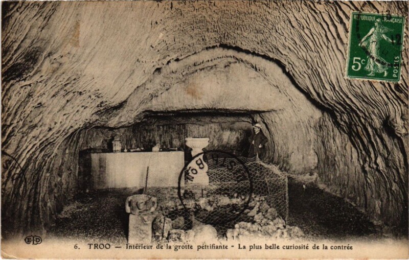 Carte postale ancienne Troo Interieur de la grotte petrifiante France