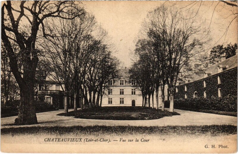 Carte postale ancienne Chateauvieux Vue sur la Cour France