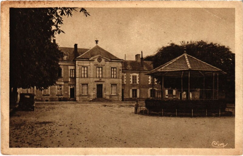 Carte postale ancienne Bracieux Le Kiosque et l'Hotel de Ville France à Bracieux