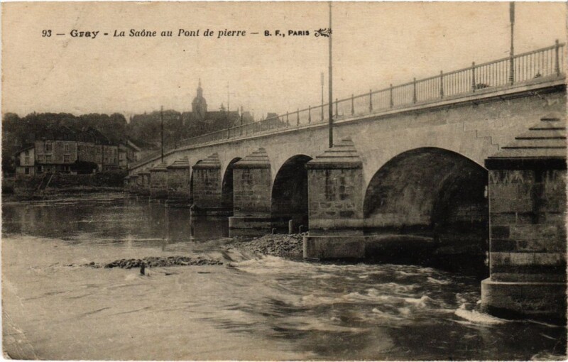 Carte postale ancienne Gray La Saone au Pont de pierre