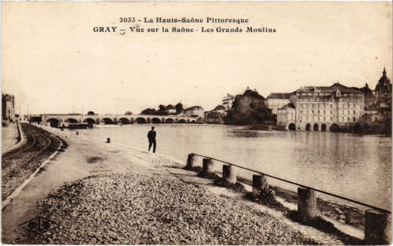 Carte postale ancienne Gray Vue sur la Saone Les Grands Moulins
