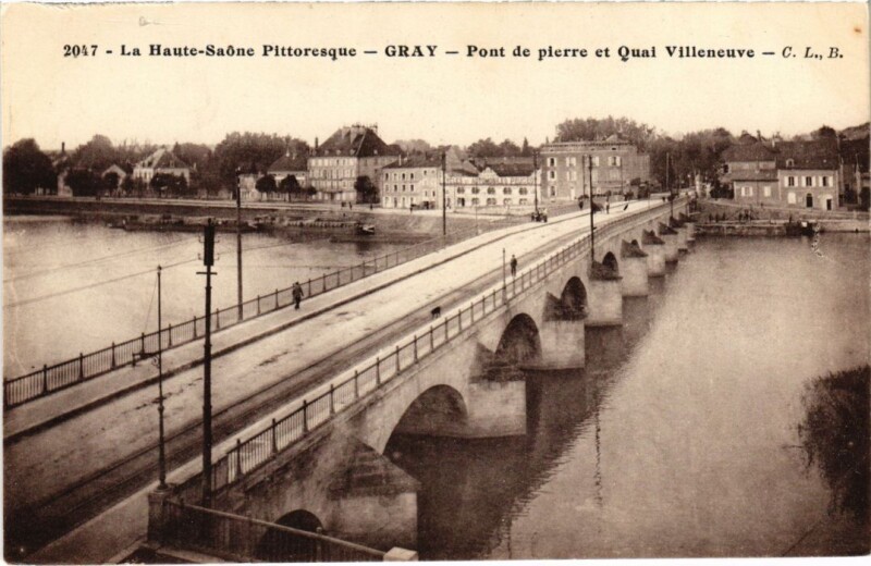 Carte postale ancienne Gray Pont de pierre et Quai Villeneuve