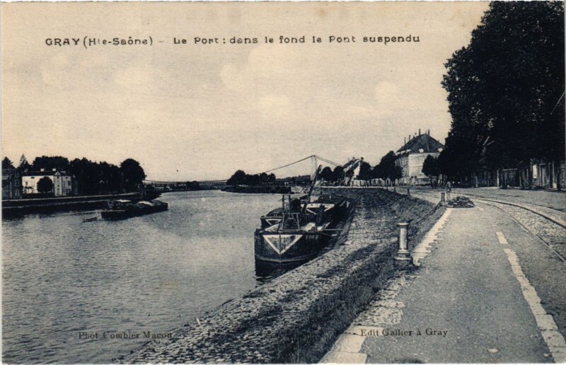 Carte postale ancienne Gray Le Port dans le fond le Pont suspendu