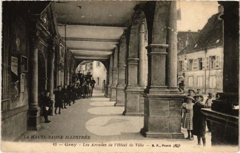 Carte postale ancienne Gray Les Arcades de l'Hotel de Ville