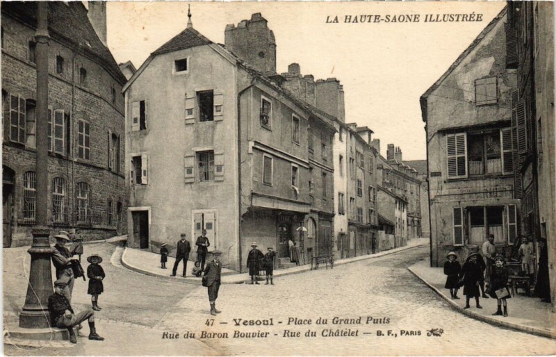 Carte postale ancienne Vesoul Place du Grand Puits à Vesoul