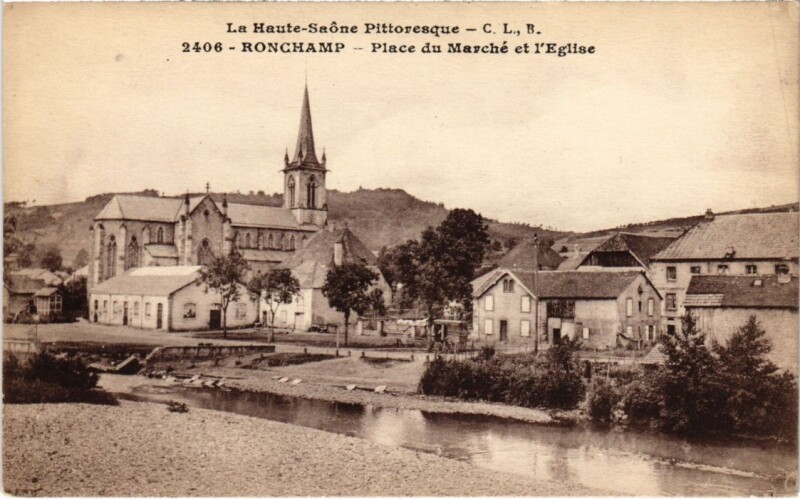 Carte postale ancienne Ronchamp Plcae du Marche et l'Eglie à Ronchamp