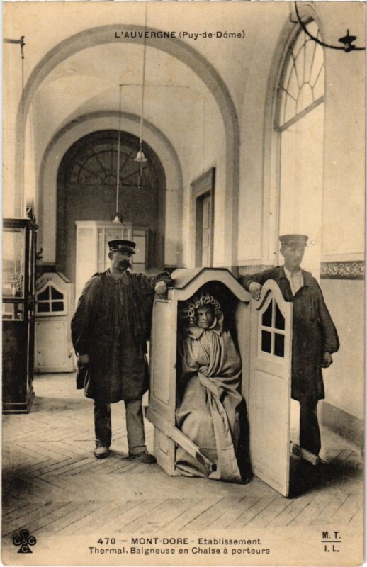 Carte postale ancienne Mont-Dore Etabl. Thermal Baigneuse en chaise a porteurs à Mont-Dore
