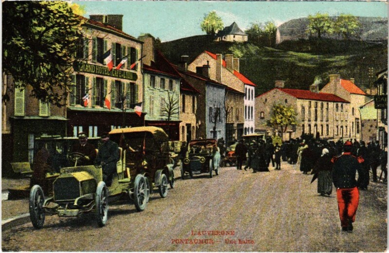 Carte postale ancienne Automobile Pontaumur Une halte à Pontaumur