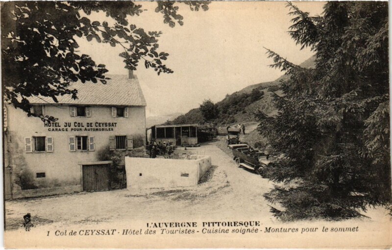 Carte postale ancienne Automobile Col de Ceyssat Hotel des touristes à Ceyssat