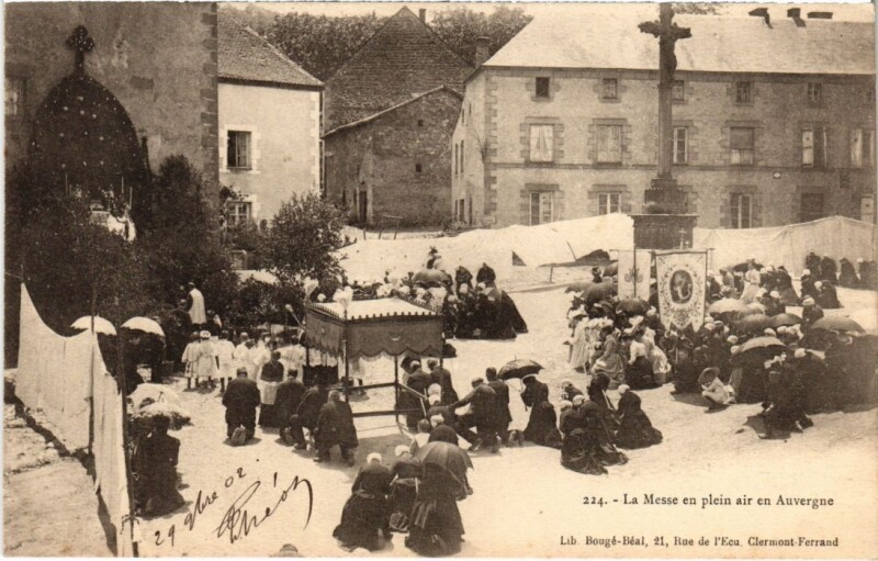 Carte postale ancienne Folklore La Messe en plain air en Auvergne