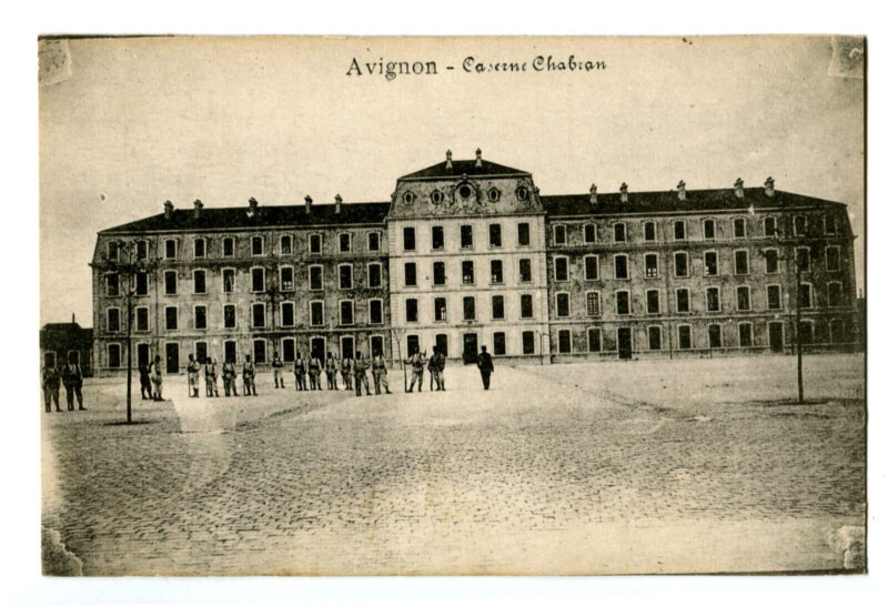 Carte postale ancienne Vaucluse Avignon Caserne Chabran animé à Avignon