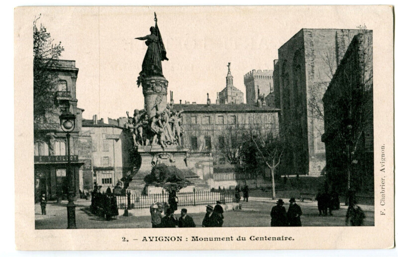 Carte postale ancienne Vaucluse Avignon Monument du Centenaire animé à Avignon