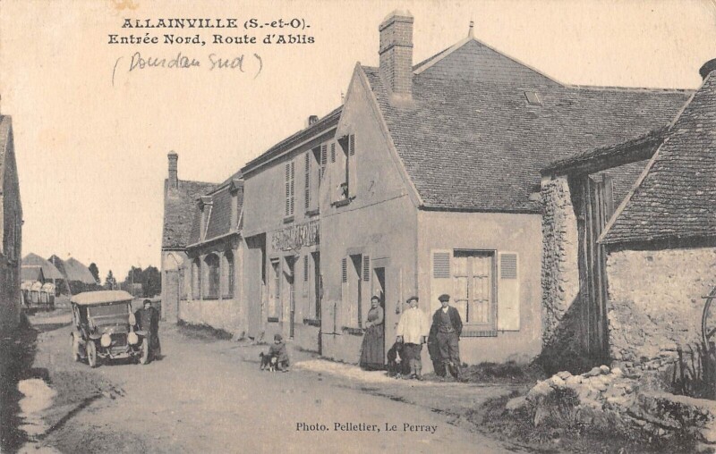 Carte postale ancienne Allainville - Entree Nord - Route D'Ablis - Voiture à Ablis