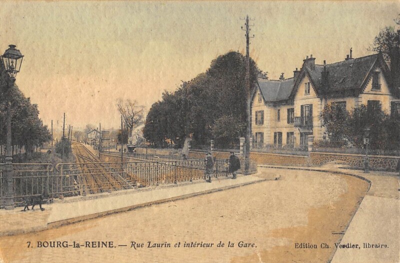 Carte postale ancienne Bourg La Reine / Rue Laurin Et Interieur De La Gare à Bourg-la-Reine