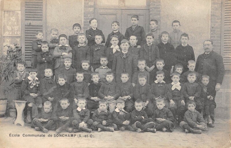 Carte postale ancienne Sonchamp - Ecole Communale à Sonchamp