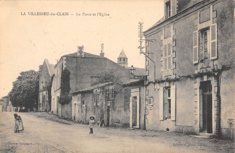 Carte postale ancienne La Villedieu Du Clain - La Poste Et L'Eglise à La Villedieu-du-Clain