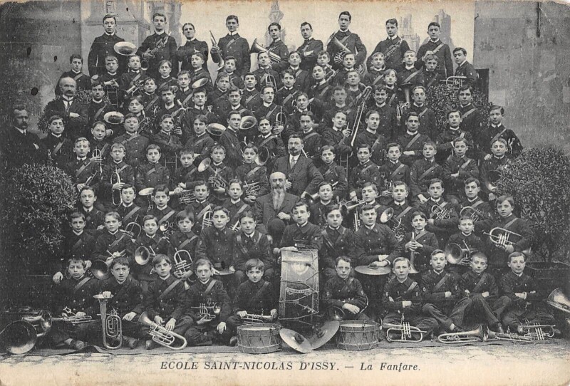 Carte postale ancienne Issy Les Moulineaux - Ecole Saint Nicolas D'Issy - La Fanfare - Musique à Issy-les-Moulineaux