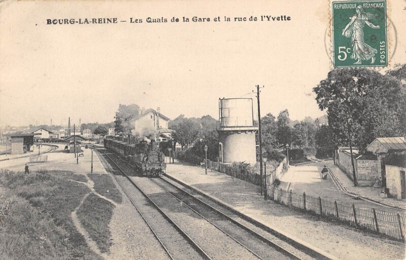 Carte postale ancienne Bourg La Reine Les Quais De La Gare Et La Rue De L'Yvette / Train à Bourg-la-Reine