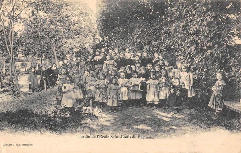 Carte postale ancienne Bagneux - Jardin De L'Ecole Saint Louis De Bagneux - Enfant à Bagneux