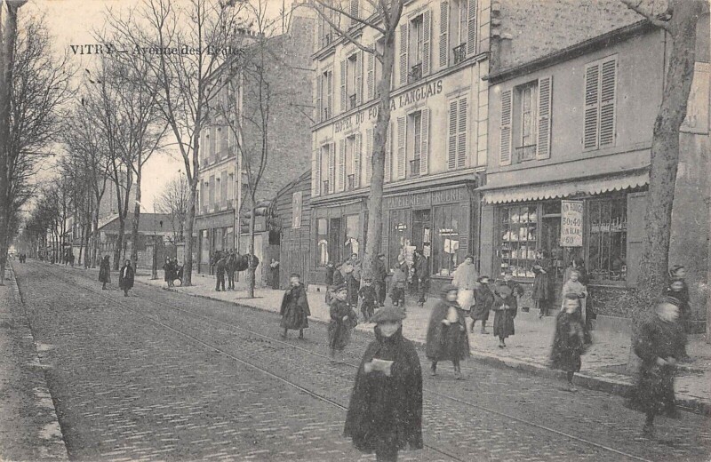 Carte postale ancienne Vitry - Avenue Des Ecoles - Enfants
